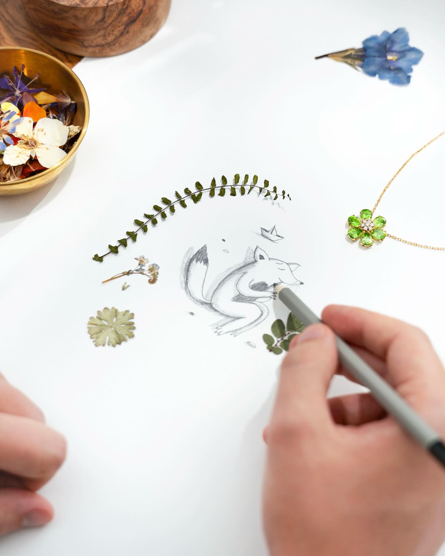 Swipe to wander through @david.pogran ´s flourishing process, inspired by fine stones in full bloom ✍️✨
 
#VanCleefArpels #VCAFleursdhawai