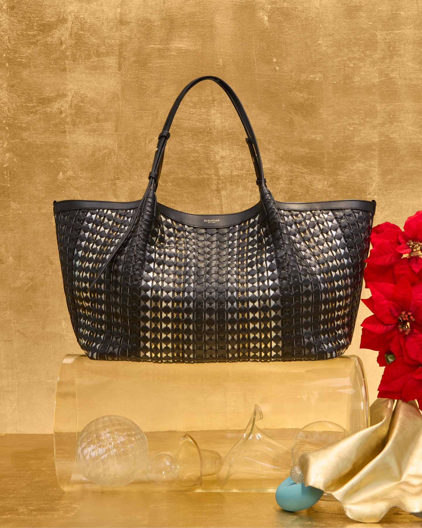 Where Milanese craftsmanship meets holiday joy. Discover the elevated artistry of Serapian this holiday season.

Maxi Secret Tote Bag in Black Mosaico Mestieri d’Arte

Photography: @lorenzovitturi

#SerapianMilano