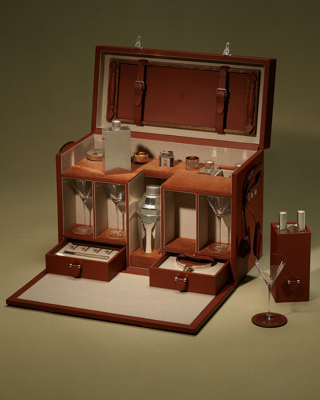 From the archive to the soirée. A revival of a 1910s dunhill original, this cocktail trunk is handcrafted in England by a collective of artisans: a silversmith, leatherworker and cabinetmaker. Each detail speaks of intent, from hand-forged silver elements to a tray wrapped with leather in our London workshop. Inside, a travelling bar complete with an Aquarium lighter.

discover gifts for those who appreciate subtle character and craftsmanship at dunhill.

Photographer: @mariuswhansen
Set Design: Alice Kirkpatrick (@alicekpk)