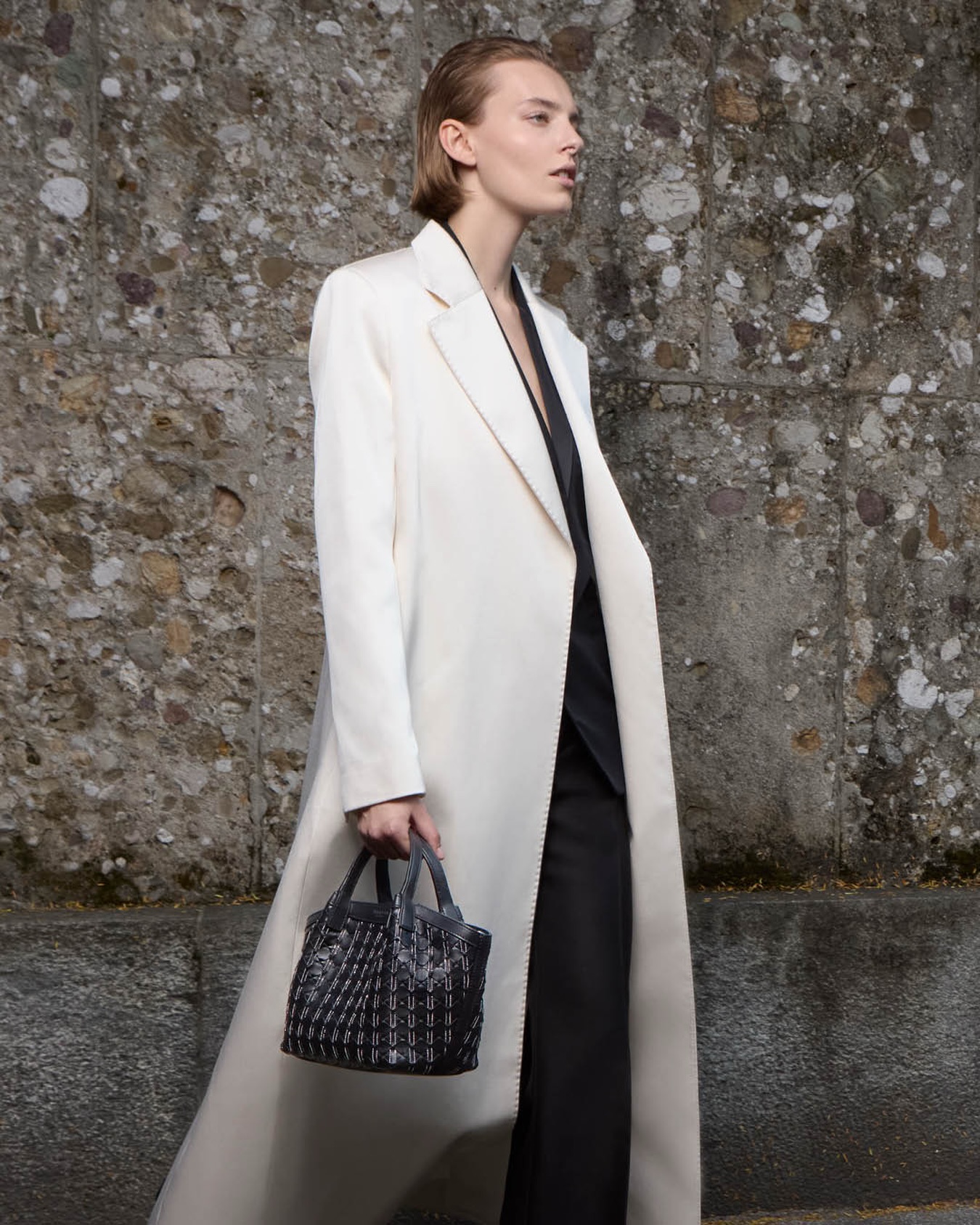 In Milan, elegance moves through the city with quiet confidence and effortless grace. Every detail celebrates women who carry style with subtle strength.
“The Milanese Attitude” — Fall/Winter 2025

Mini Secret Bag in Black Mosaico Microchain

Photography: @lorenzovitturi

#SerapianMilano #mosaico #themilaneseattitude