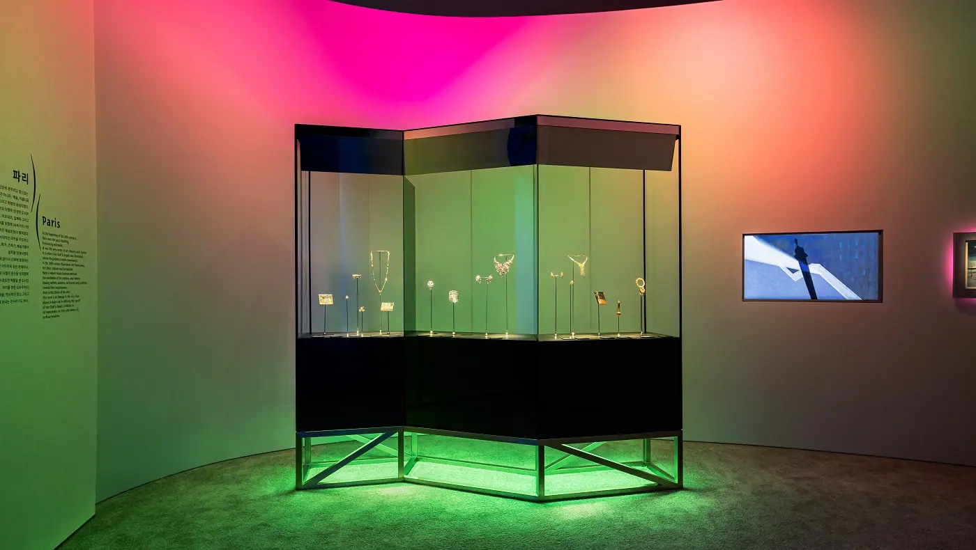 A showcase displaying jewellery at an exhibition